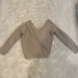 🌼Cropped Sweater with twist in the back